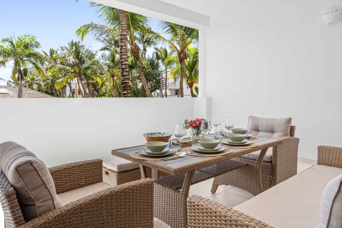 Apartamento de Lujo, Vacaciones en Cap Cana, Refugio Costero, Terraza con comedor exterior