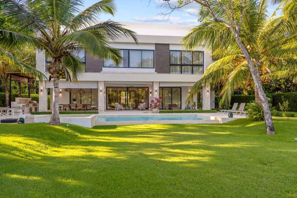 Villa de Lujo Green Horizon en Punta Cana Resort, Jardín, Piscina y Fachada